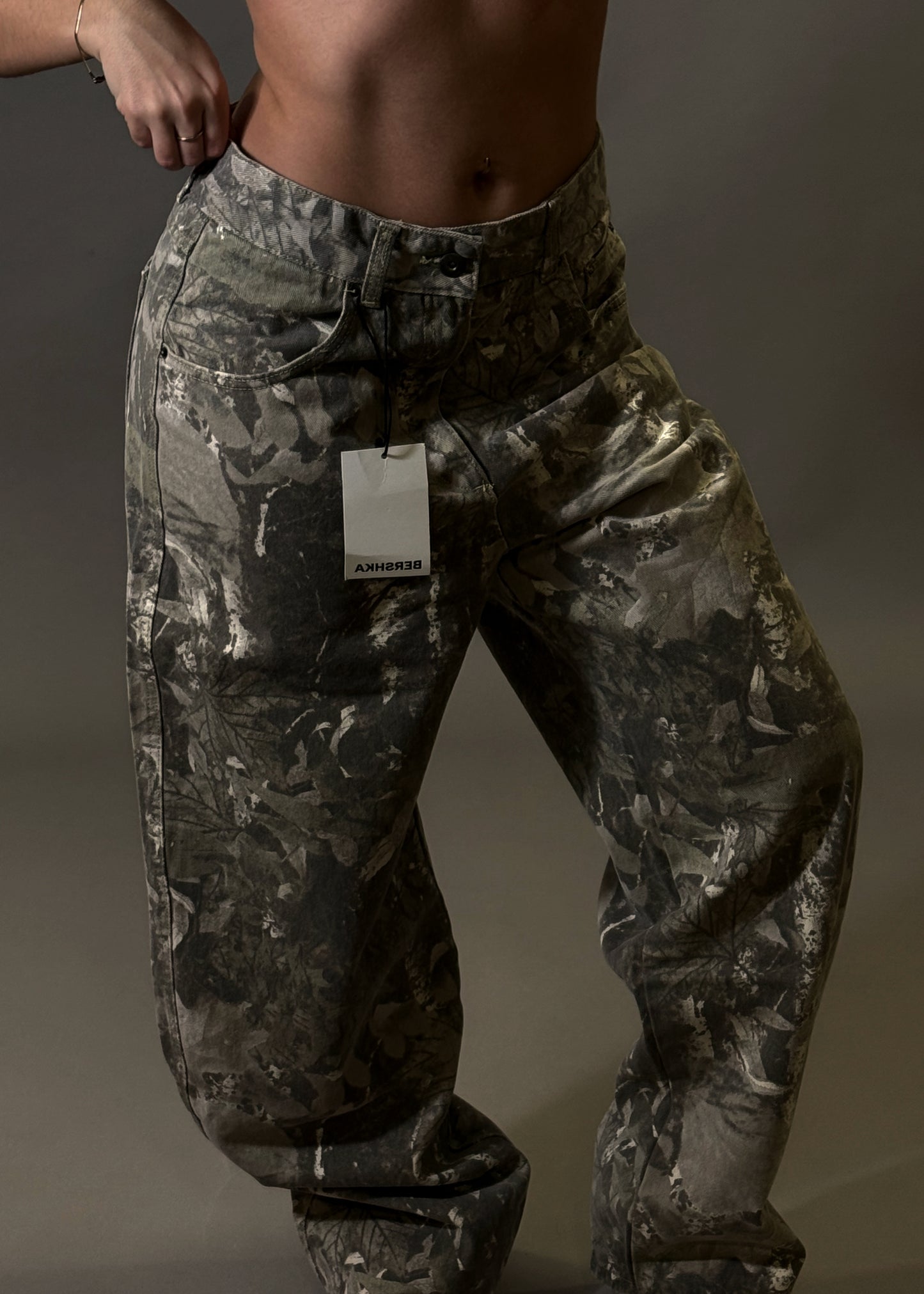 BERSHKA SUPER BAGGY JEANS