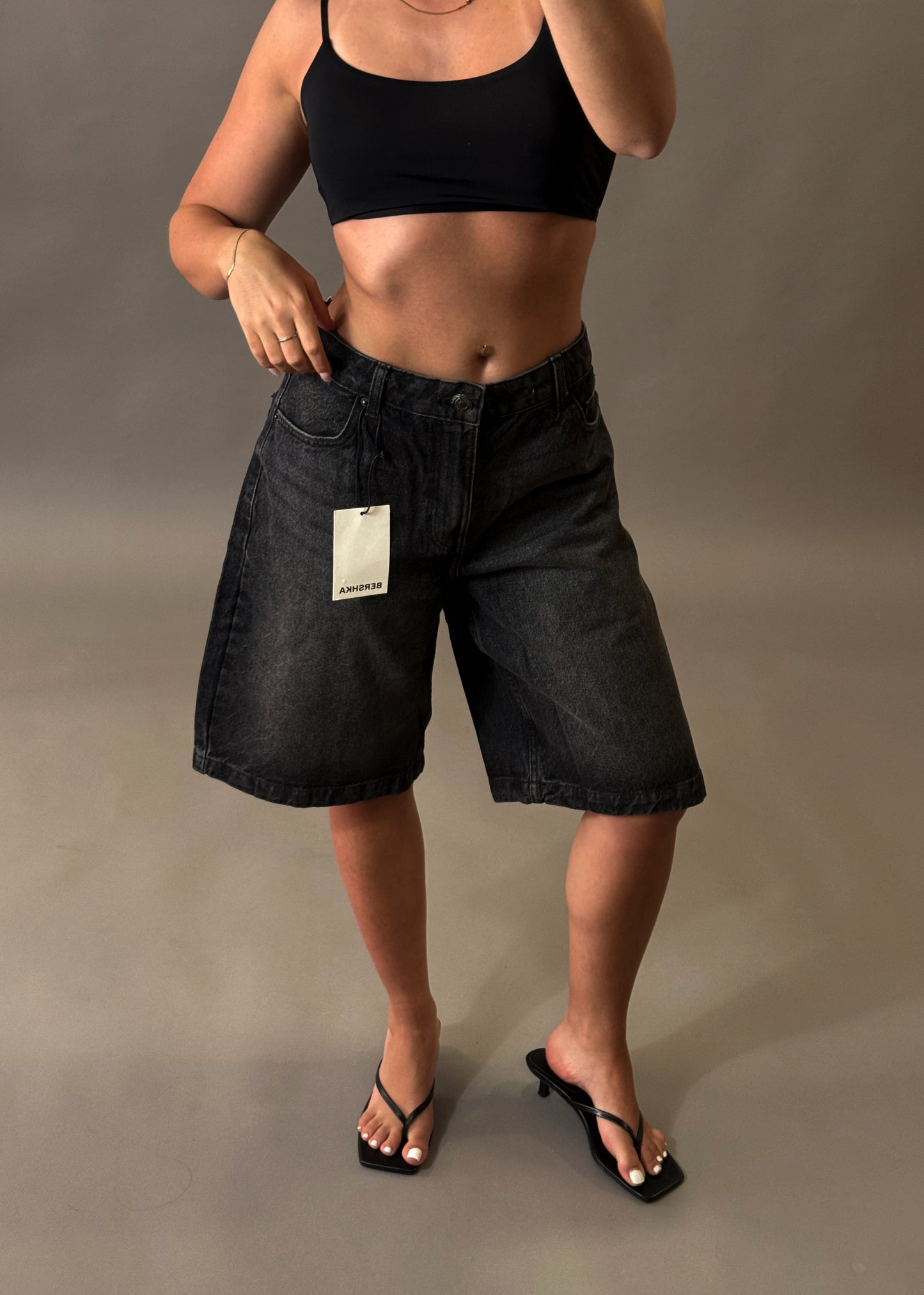 BERSHKA BAGGY BLACK JORTS