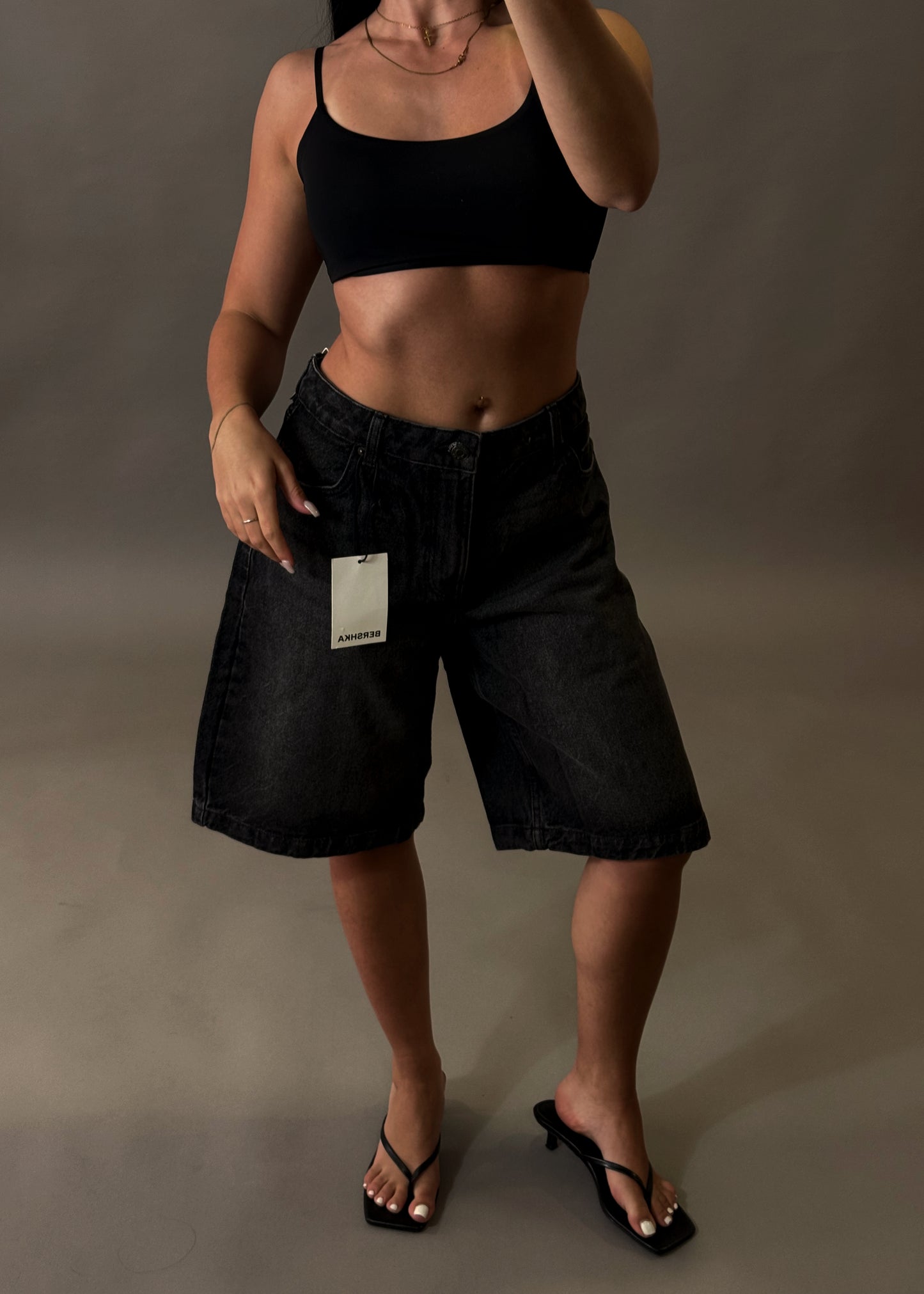 BERSHKA BAGGY BLACK JORTS